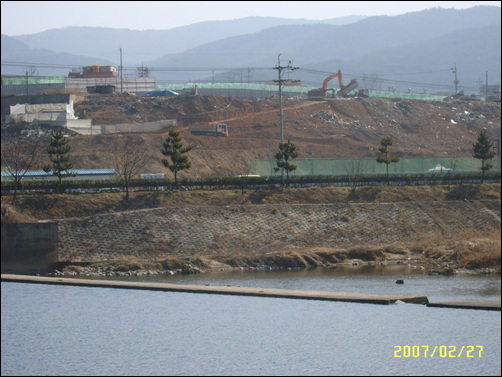 양산시 상북면 대석리 일원에 건립중인 대단지 대단지 아파트 공사현장과 도로 하나를 사이에두고 천연기념물 야생동물인 수달이 서식하는 것으로 조사된 양산천이 흐르고있다. 